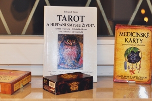 Tarot je soubor 78 karet spolu s odvozeným systémem výkladu a postupů, které se používají ke studiu ezoteriky, meditaci nebo věštění. Tarot je blízkým příbuzným souborem hracích karet zvaných tarokových karty, které se dodnes používají na hru tarotem. Tarot je soubor 78 karet spolu s odvozeným systémem výkladu a postupů, které se používají ke studiu ezoteriky, meditaci nebo věštění. Tarot je blízkým příbuzným souborem hracích karet zvaných tarokových karty, které se dodnes používají na hru tarotem.